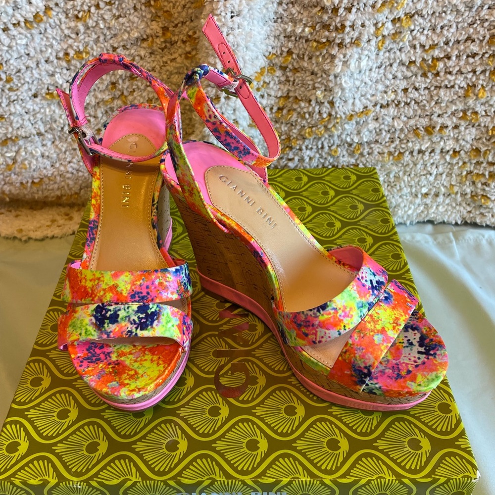 Gianni Bini Size 6 cork wedges.